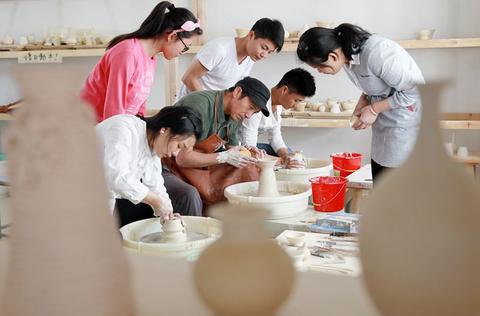 民俗里的“活的教育”：从传统仪式到文化基因的传承